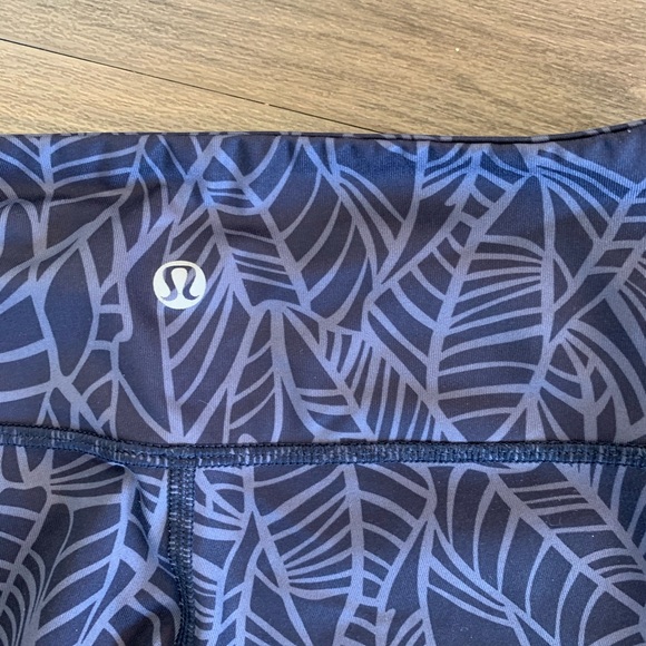 Lululemon size 4 crop leggings - Picture 3 of 3